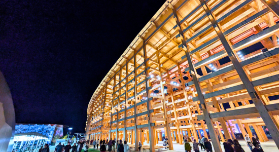 大阪万博の大屋根リング 夜のライトアップと見物客の風景