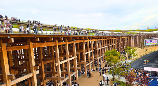 2025年大阪・関西万博 木造大屋根リングを散策する観客で賑わう風景