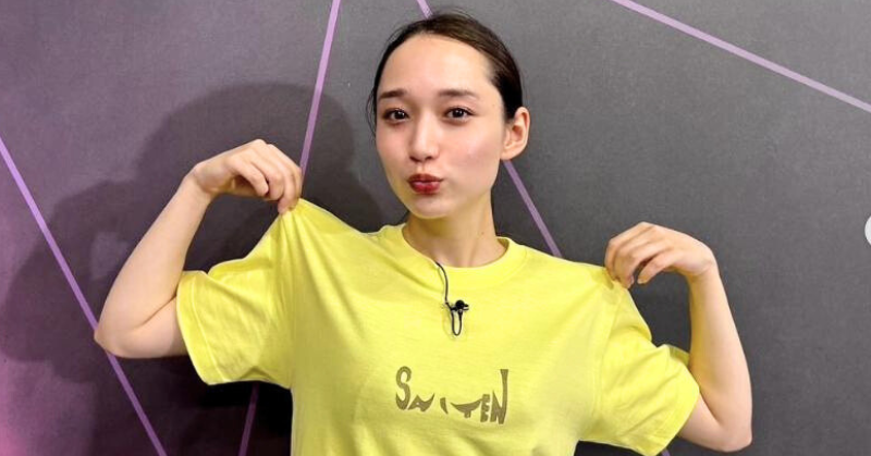 白本彩奈が黄色の服を着ている写真