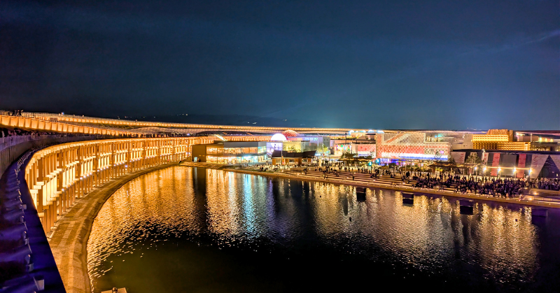 大阪万博の夜の大屋根リング写真