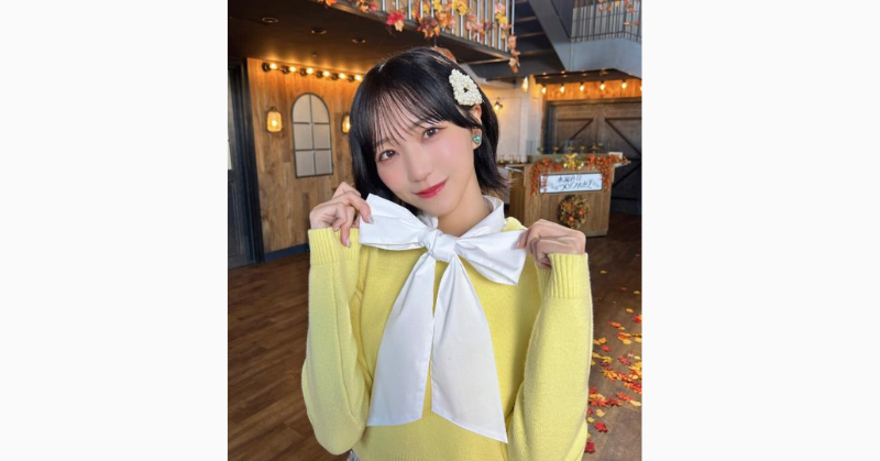 野口衣織が黄色の服を着ている