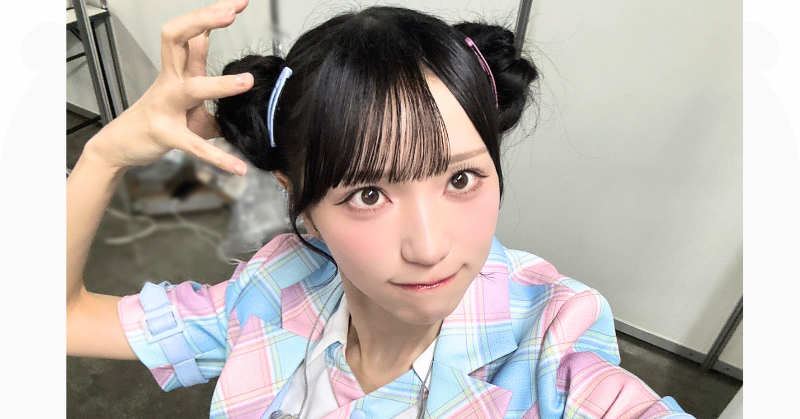 野口衣織がお団子二つのヘアースタイルの写真