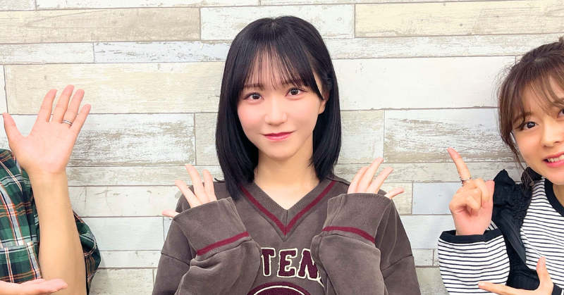 野口衣織がチャコールグレーのカットソーを着ている写真