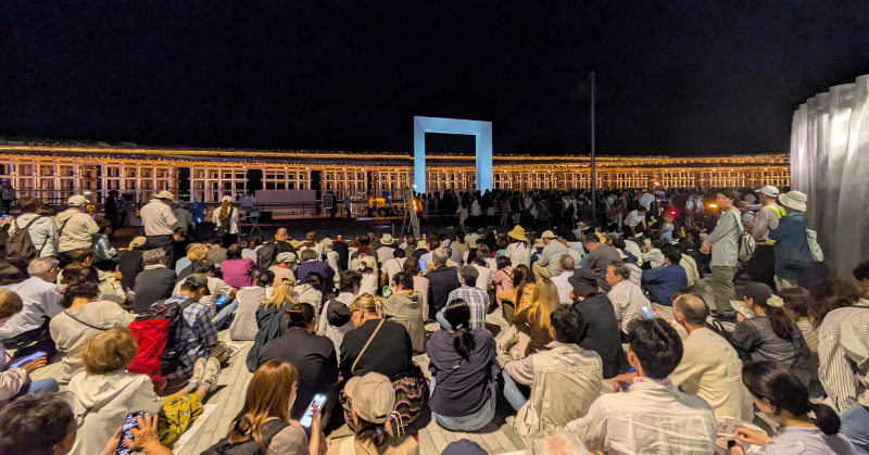 大阪万博夜の大屋根リングと人の混雑