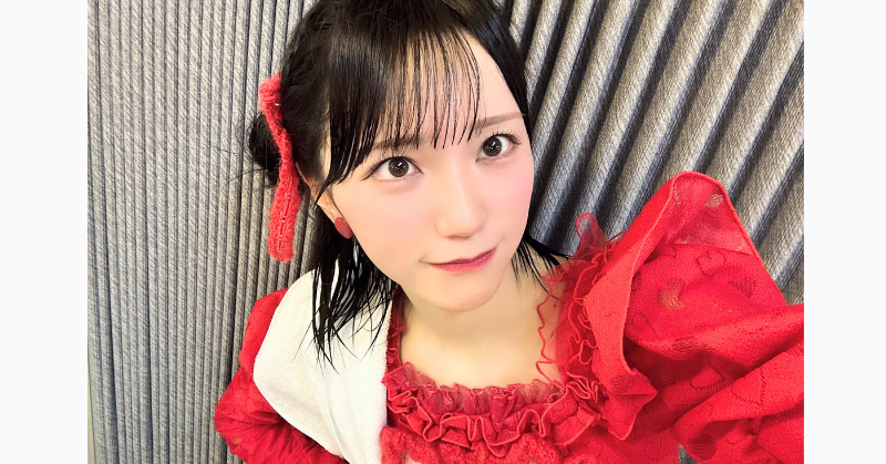 野口衣織が赤いドレスを着ている写真