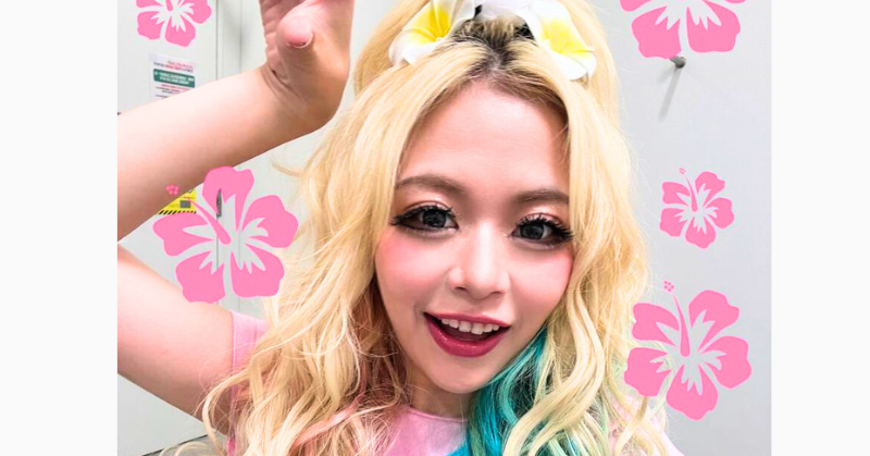 ポーズをとるエルフ荒川の上半身の写真