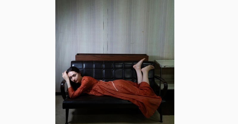 白本彩奈がソファに横たわっている写真