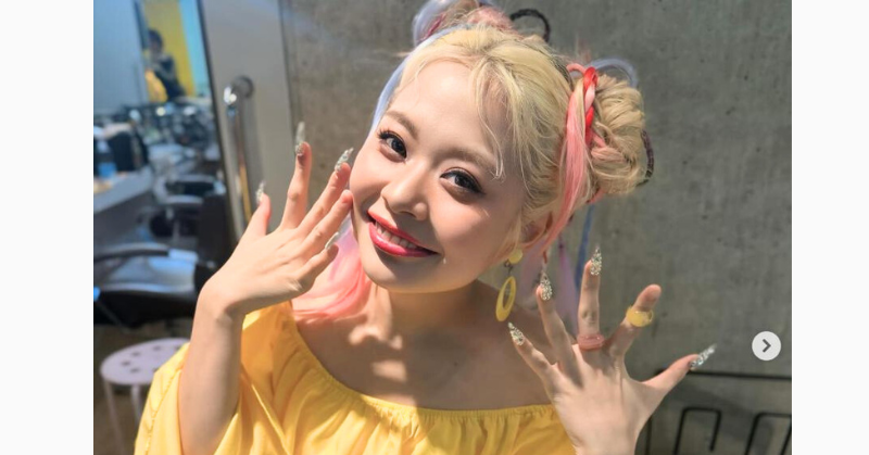 黄色の服を着たエルフ荒川んの写真