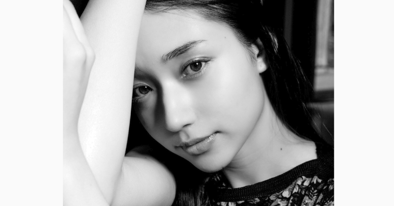 白本彩奈の顔のモノクロ写真