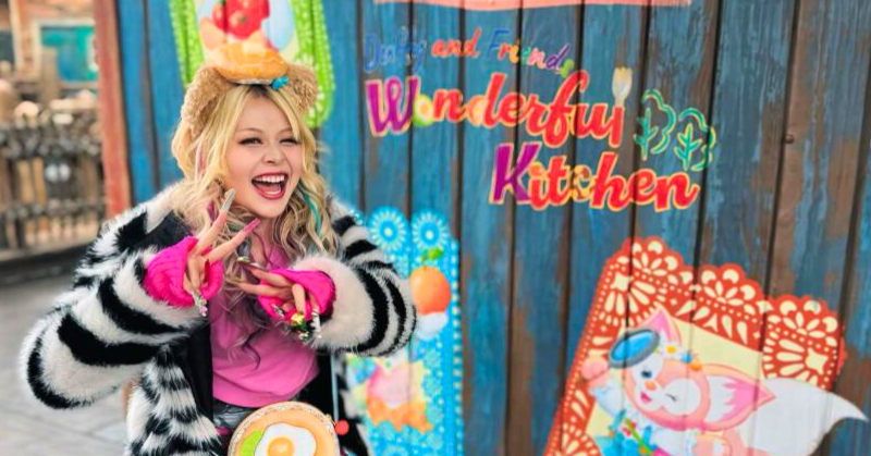 エルフ荒川がストライプ柄のニットを着ている写真