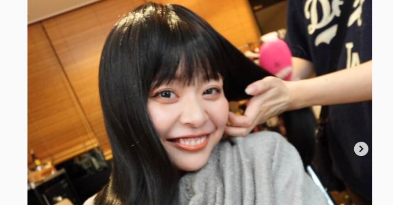 黒髪をセット中のエルフ荒川の写真
