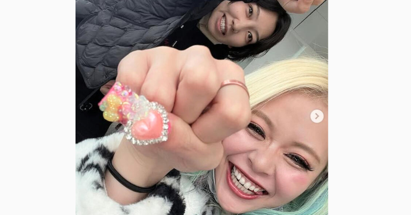 エルフ荒川こぶしを突き出してる写真