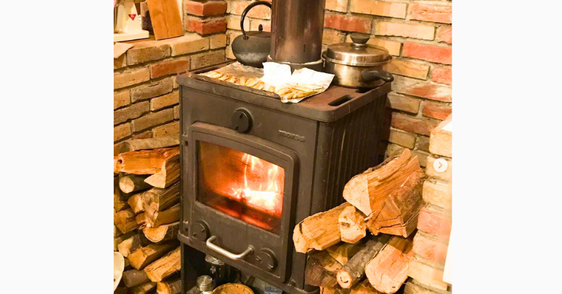 井上咲楽さん実家の暖炉の写真