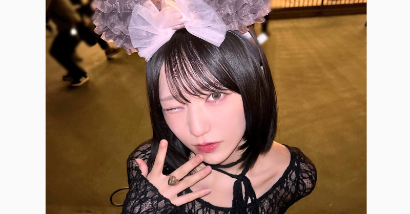 野口衣織の黒の服に頭に大きなリボンの写真