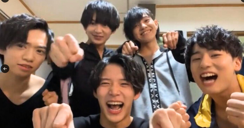 少年忍者3150の5人が笑顔でカメラに向かってガッツポーズをしている。室内で楽しく盛り上がっている様子