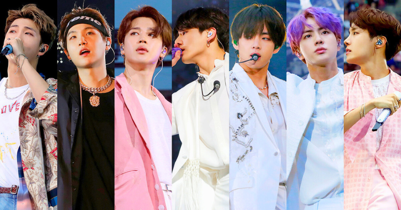 BTSのメンバー7人がステージでパフォーマンスする様子。それぞれ異なる衣装を身にまとい、マイクを持って歌っているシーンの画像