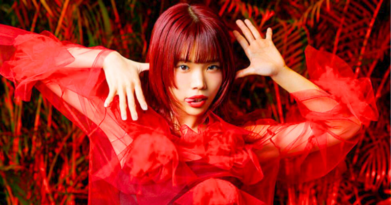 赤いドレスを着たアイナジエンドが表情豊かにポージングしている宣材風画像。赤を基調とした背景が印象的