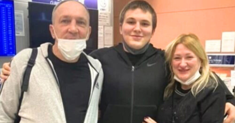 安青錦が親と一緒に写っている画像