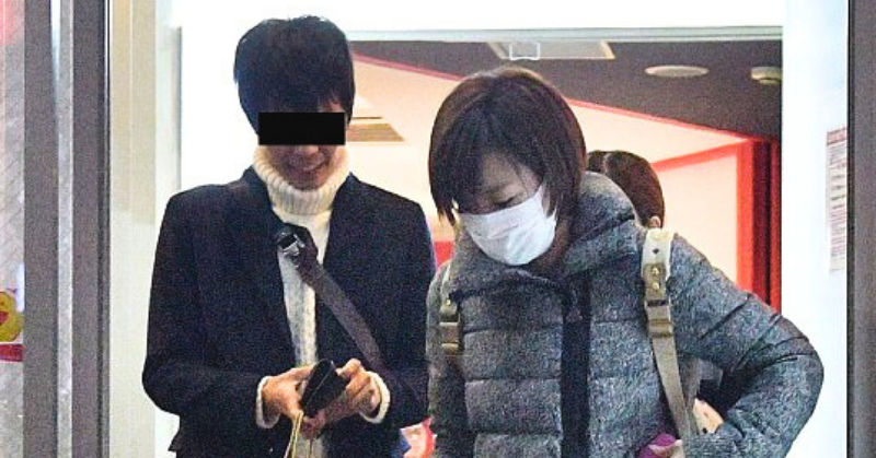 石川佳純がマスク姿で男性とツーショット外出している写真｜熱愛報道のきっかけとなった駅構内での談笑シーンとされる一枚