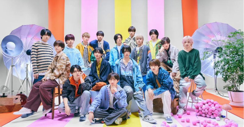 カラフルな背景のスタジオでポーズをとる少年忍者。おしゃれな衣装を着てカメラを見つめるメンバーたちが整列している