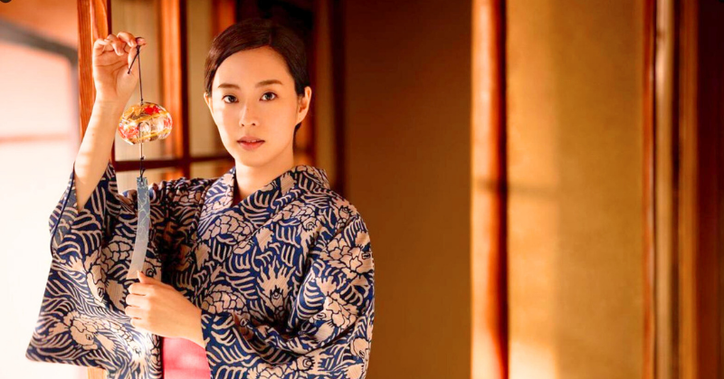 風鈴を手に涼やかな表情を見せる石川佳純。夏の和室に映える静かな一瞬