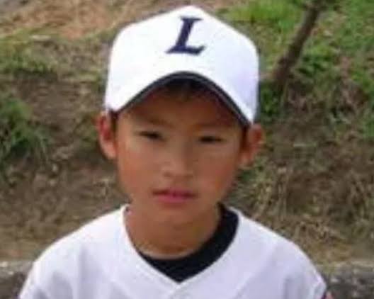 水上恒司の小学校の時の野球をやってる時の写真